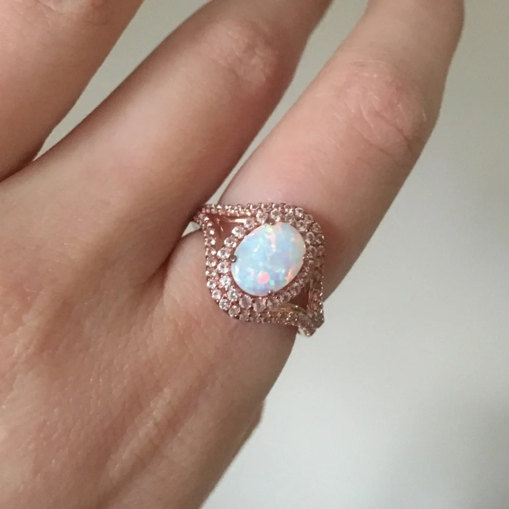 Gold Tone Ring w Opalescent Stone